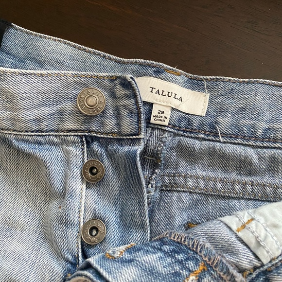 Low-rise Shorts from Aritzia - Picture 5 of 5